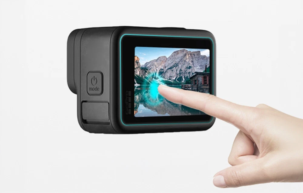 Mână atingând ecranul camerei GoPro Hero 11, demonstrând funcția de control tactil