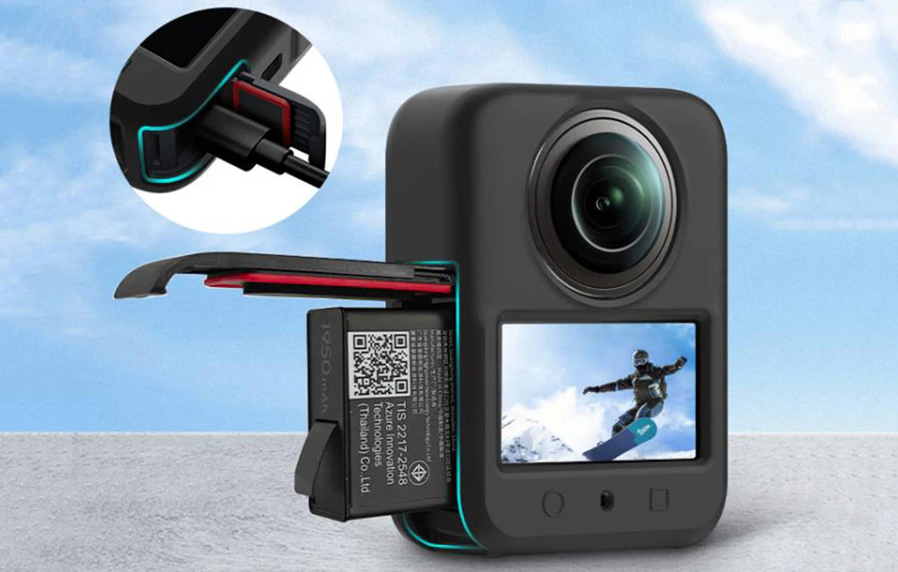 Cameră de 360 de grade cu imaginea unui snowboarder pe ecran și o baterie extinsă, împotriva cerului