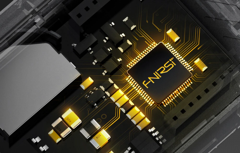 Prim-plan pe un cip cu un circuit integrat iluminat, cu logo-ul FNIRSI și componente electronice înconjurătoare.