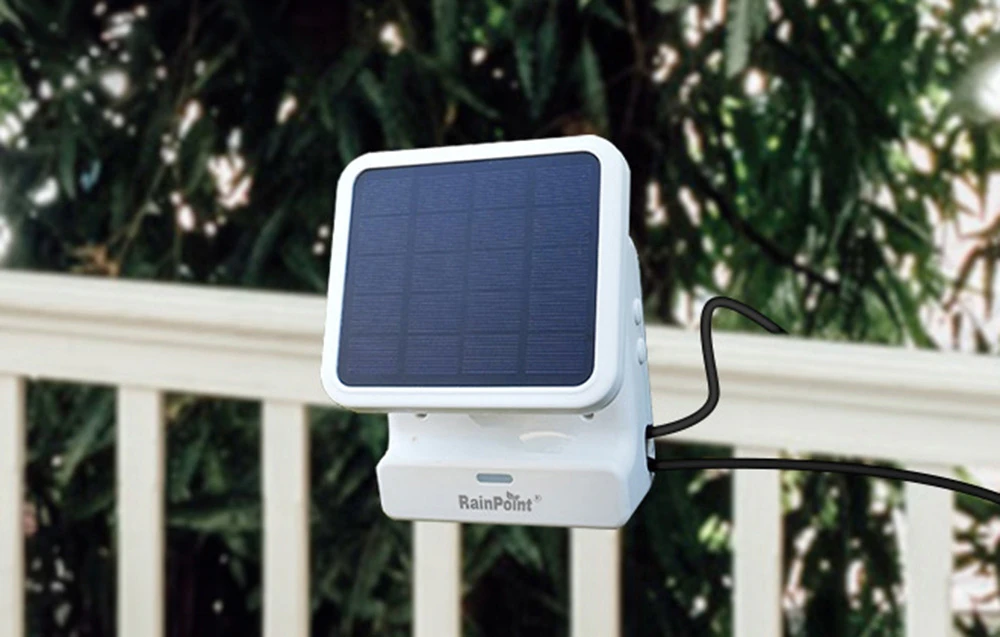 Panou solar RainPoint alb montat pe balustrada de exterior cu fir negru vizibil