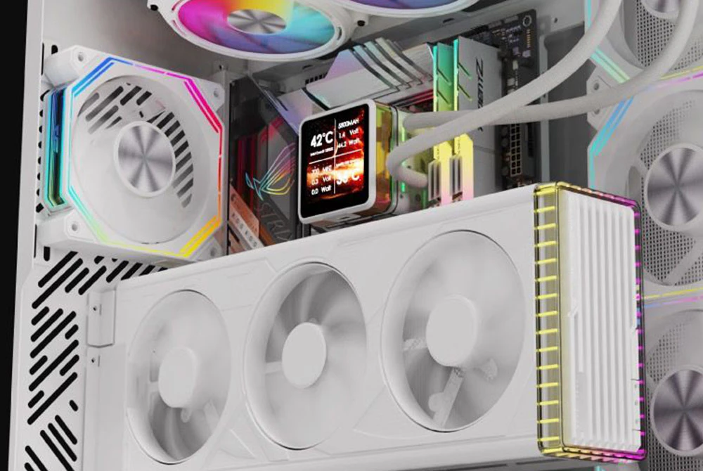 Interiorul carcasei albe a computerului cu ventilatoare RGB colorate, afișaj de temperatură și RAM-uri