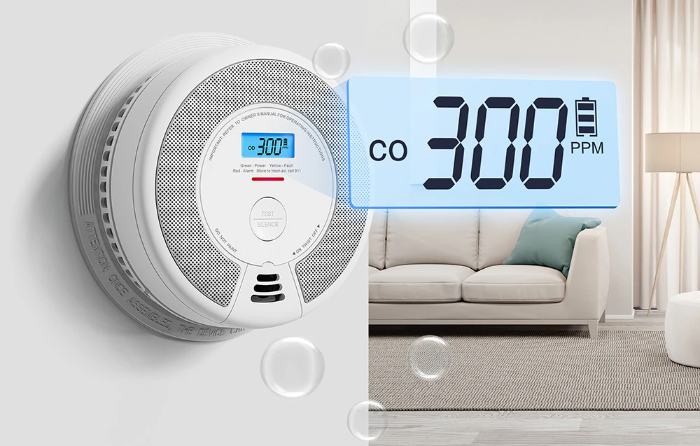 Un senzor de monoxid de carbon pe perete cu un ecran LCD mărit care afișează o concentrație de 300 PPM și starea bateriei