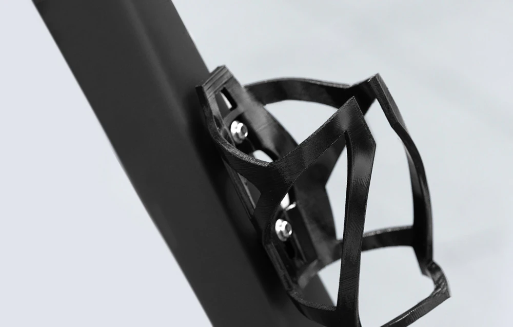 Suport pentru sticlă de apă pentru bicicletă realizat din filament negru