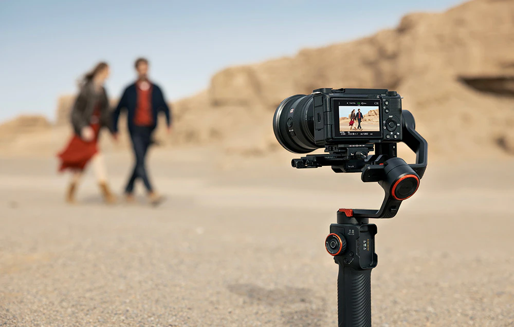 O cameră montată pe un gimbal care înregistrează un cuplu ținându-se de mână