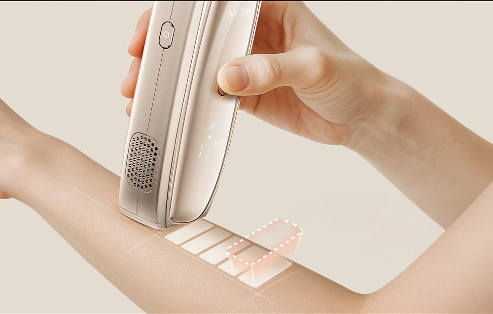 O femeie își îndepărtează părul de pe mâini cu un epilator IPL