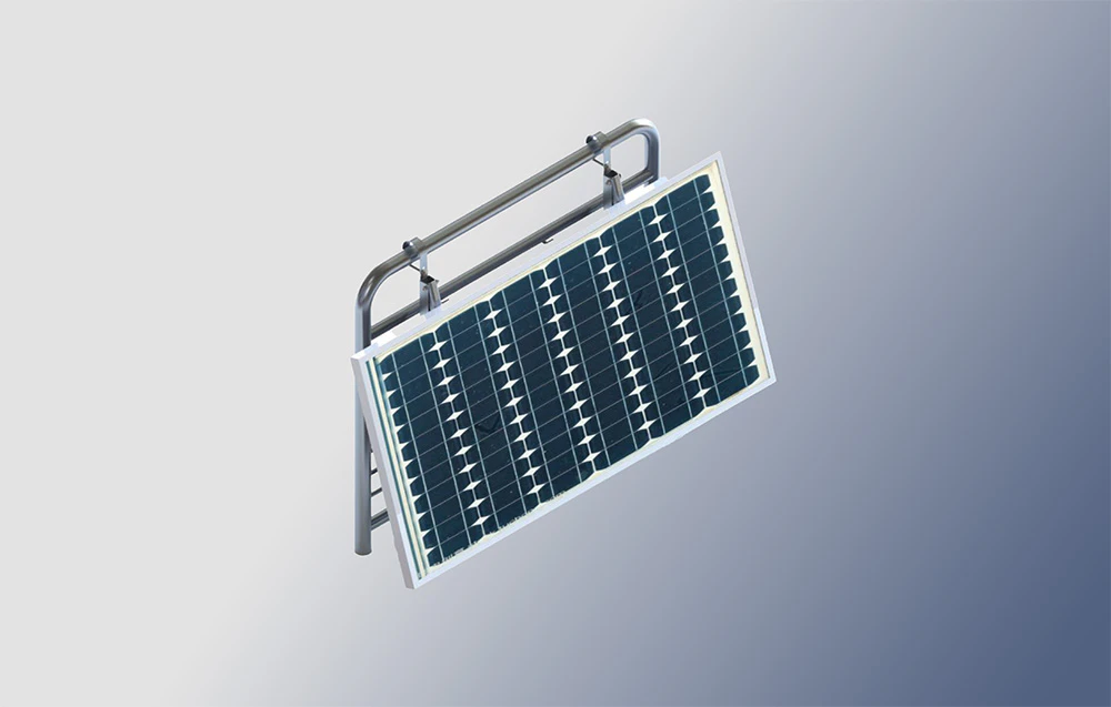 Panou fotovoltaic fixat pe balustradă pe fundal albastru