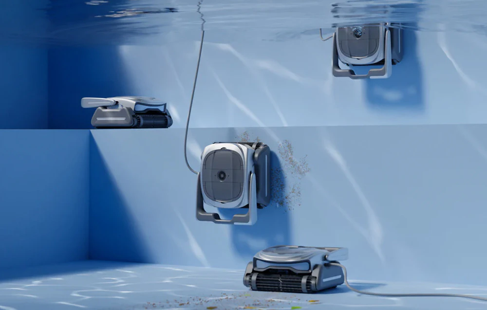 Patru roboți pentru piscină urcă pe pereții piscinei, curățându-i de sedimente și murdărie