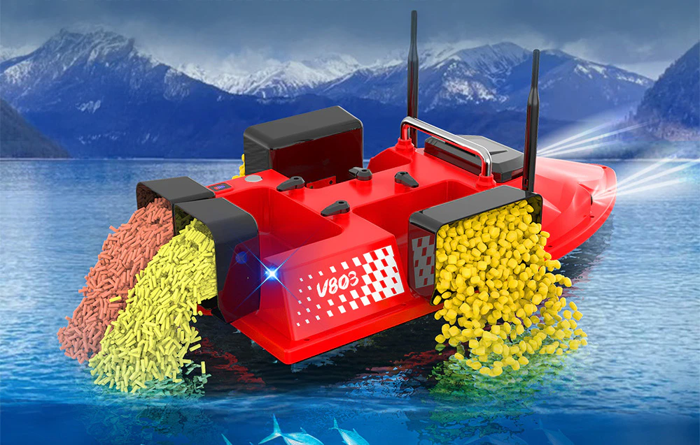 Barca Flytec eliberând momeala în apă din compartimentele pentru momeală
