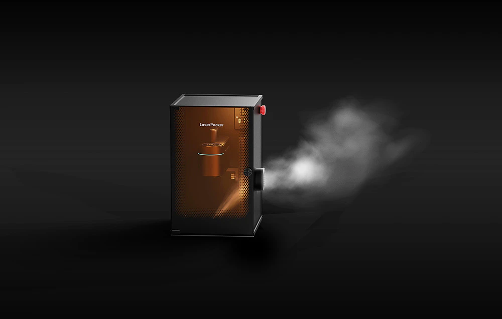 Gravorul laser LaserPecker emite fum prin ventilatorul lateral în timpul funcționării