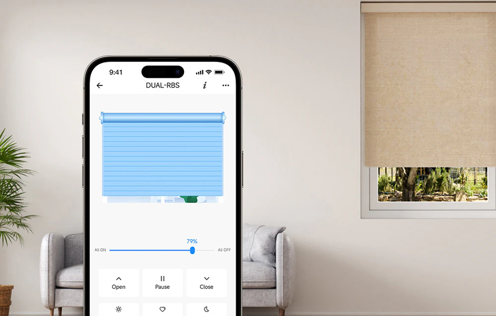 Smartphone care afișează aplicația de control a jaluzelelor cu cursorul de poziție și butoanele de control