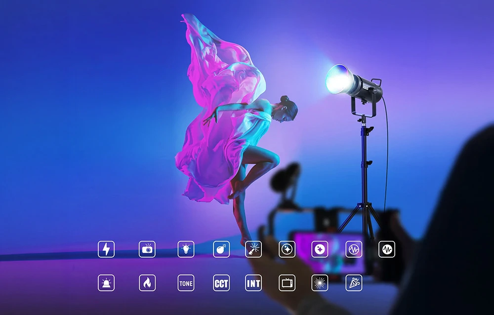 O femeie dansează în lumina violetă a unei lămpi de studio controlată prin intermediul unui telefon.