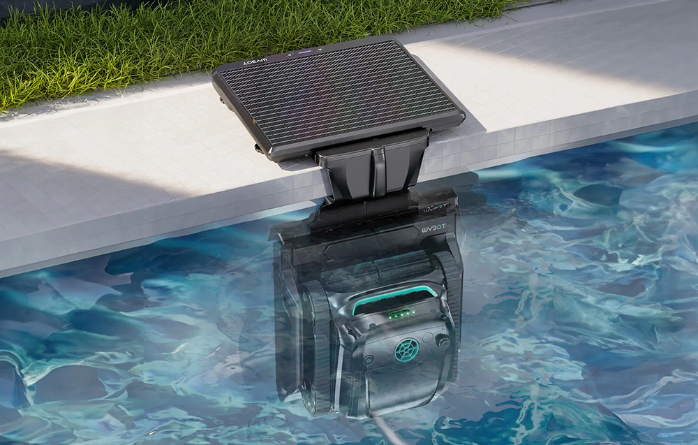 Robot de piscină WYBOT care se încarcă de la o stație de andocare la marginea piscinei