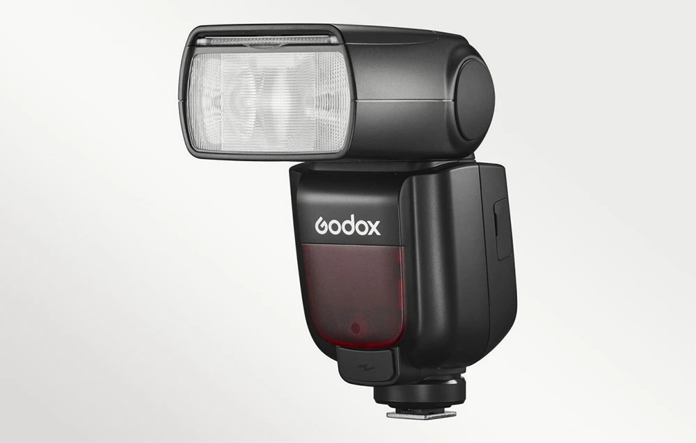 Blițul Godox TT685II negru, văzut din profil, cu capul de bliț orientat ușor spre stânga