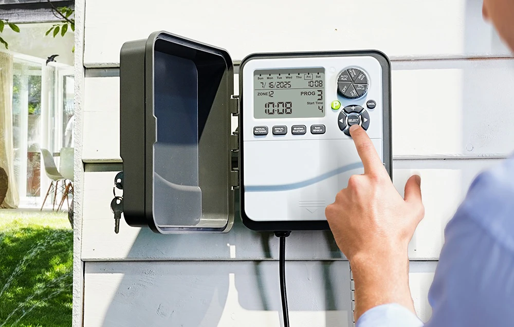 Persoană care operează controlerul RainPoint montat pe perete, cu capacul deschis și panoul de control vizibil.