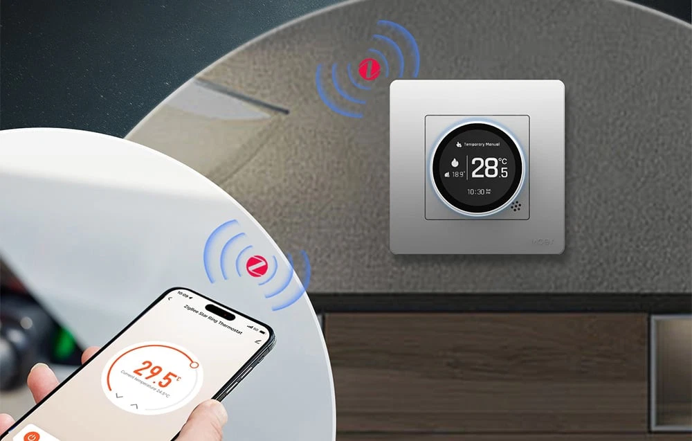 Un termostat alb pe perete și un smartphone cu aplicația Zigbee Star Ring Thermostat afișând 29,5 °C