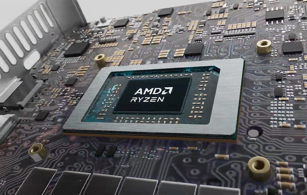 Prim-plan al procesorului AMD Ryzen din interiorul mini PC-ului