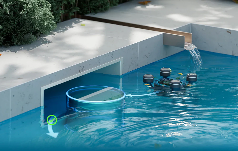 Robotul de curățare extrage apa din piscină printr-o nișă de skimmer montată pe perete, conectată printr-un furtun alb la sistemul de filtrare
