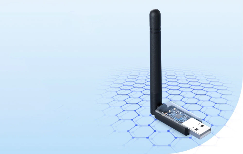 Adaptor USB cu antenă neagră, plasat pe un fundal cu hexagoane albastre.