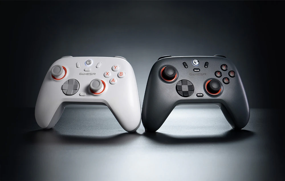 Controler GameSir alb și gri închis așezate unul lângă altul pe o suprafață întunecată.