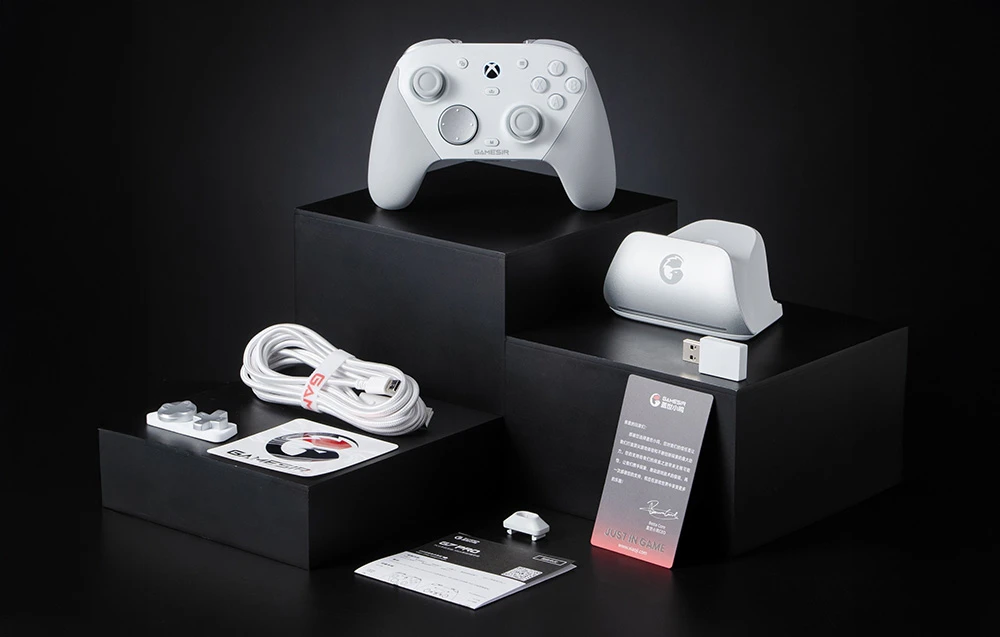Set de accesorii GameSir care include controler, stație de andocare, cablu, suprapuneri, instrucțiuni și autocolante.