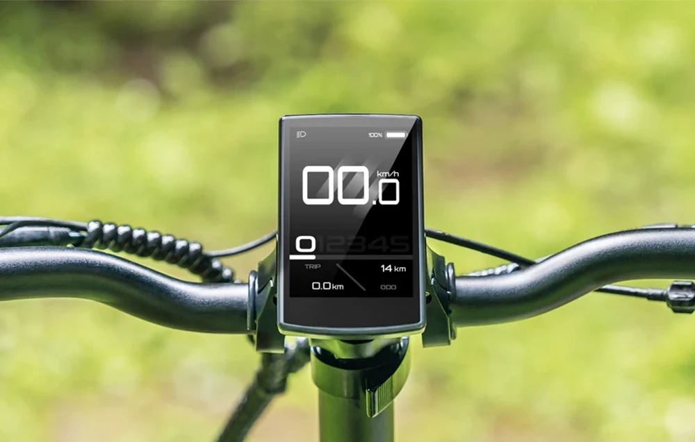 Ecranul digital al bicicletei electrice, montat pe ghidon, afișează viteza și datele de mers