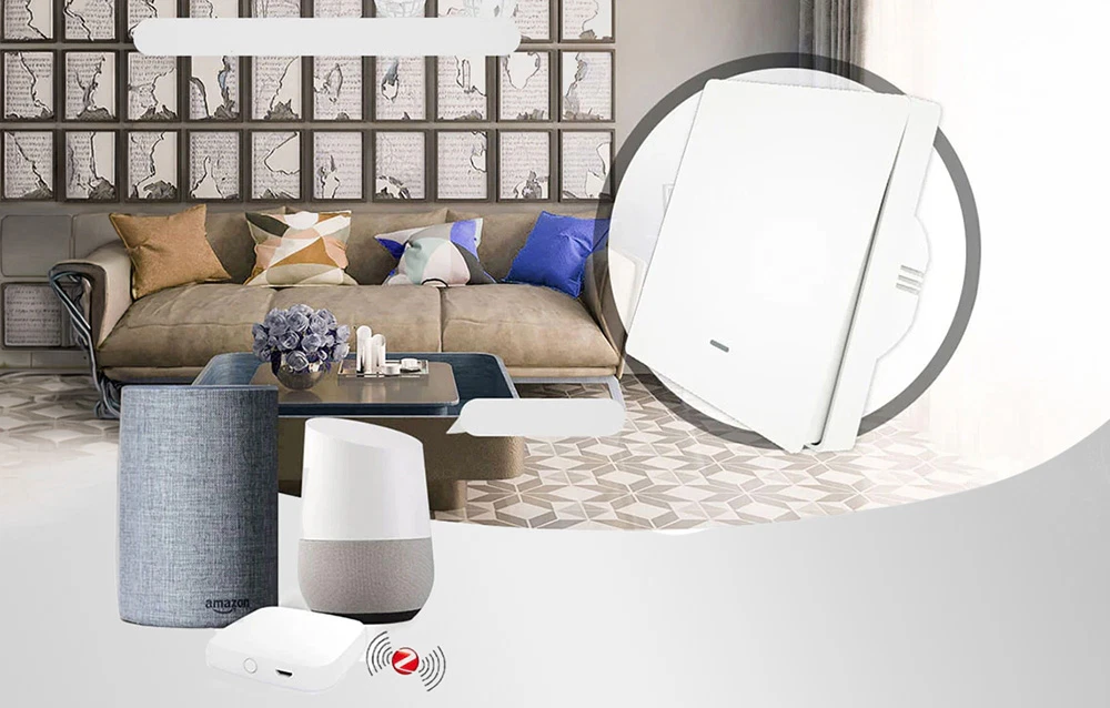 Camera de zi cu o canapea, difuzoare Amazon și Google și un gateway Zigbee, lângă care este afișată o imagine a întrerupătorului alb