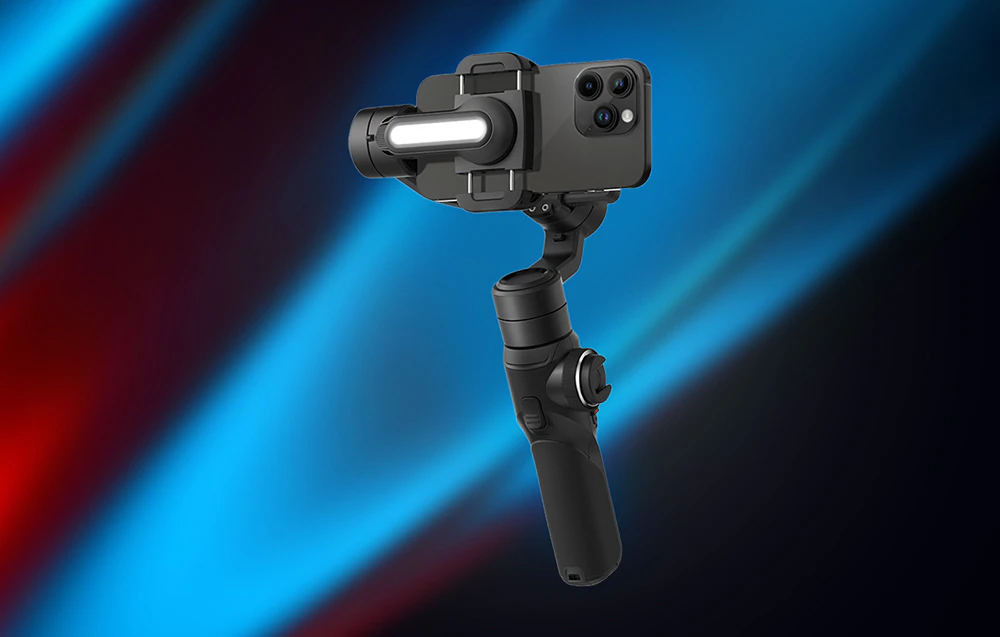 Un gimbal negru cu un smartphone și o lampă de iluminat pe un fundal albastru-închis cu gradient.