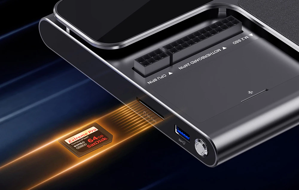 Stație de andocare cu un card de memorie SanDisk pe un fundal întunecat