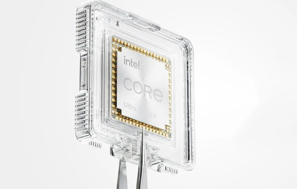 Procesorul Intel Core Ultra 7 256V este prezentat într-o carcasă transparentă, futuristă, care dezvăluie structura sa internă.