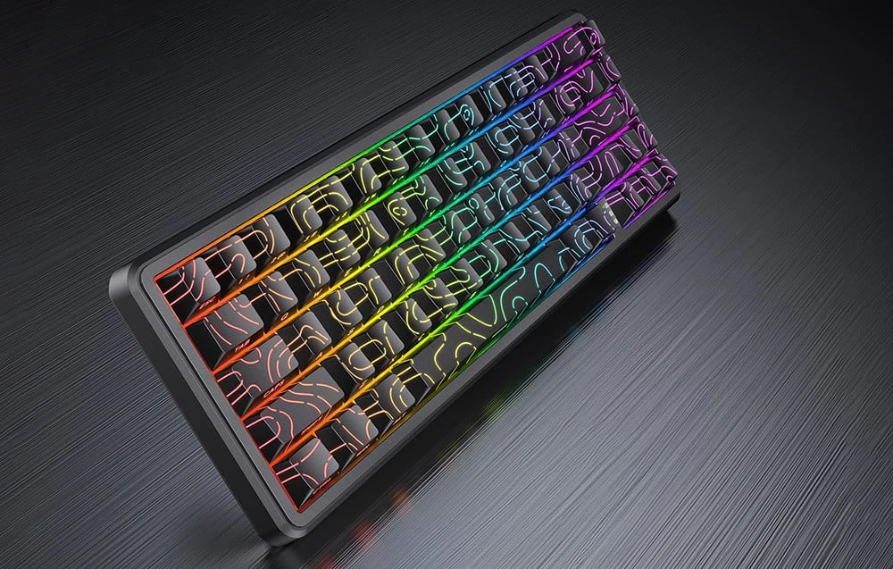 Tastatura de gaming cu iluminare de fundal color RGB pe un fundal întunecat