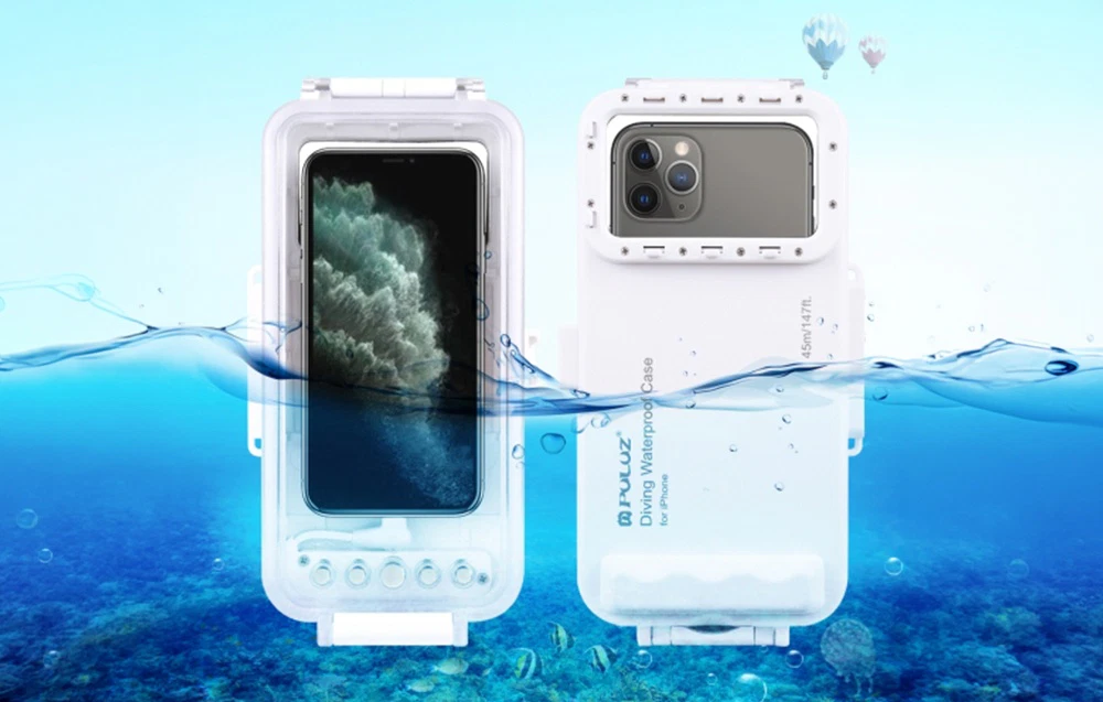 Husă impermeabilă albă PULUZ pentru smartphone, cu față transparentă și butoane de control, produs parțial scufundat în apă.