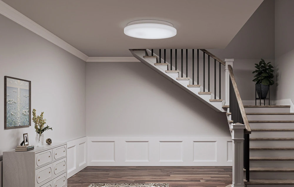 Plafonieră cu senzor de prezență Yeelight MercuryE C260 instalată în holul de lângă scări.