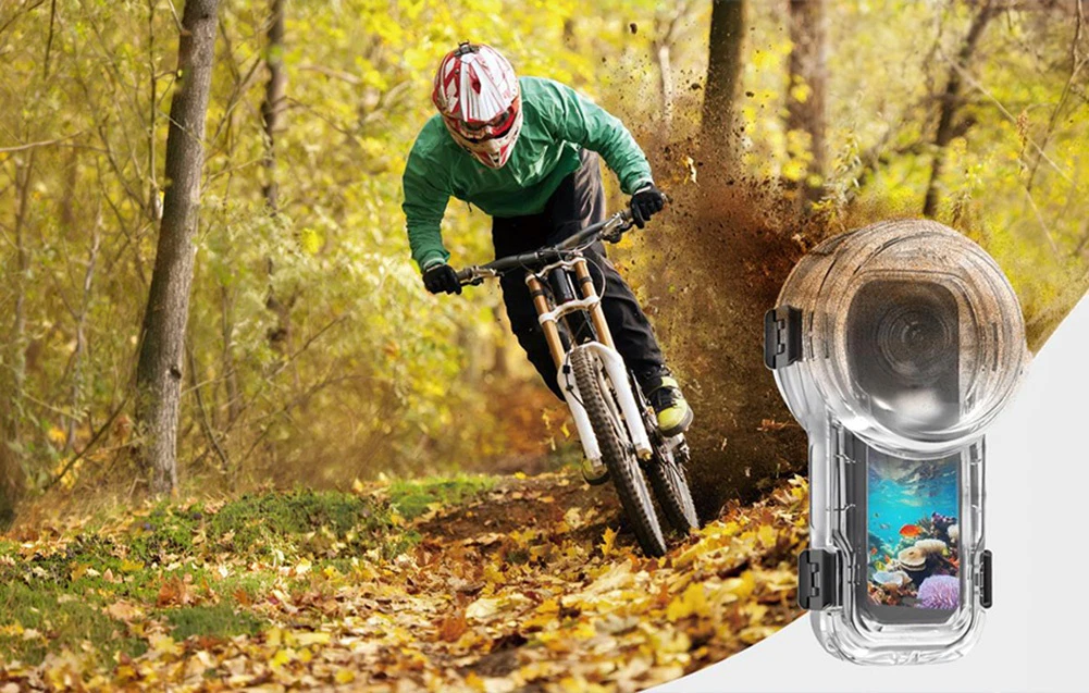 Carcasă impermeabilă Puluz 60 m cu montură cu eliberare rapidă pentru Insta360 X5 și un băiat cu cască pe o motocicletă în pădure
