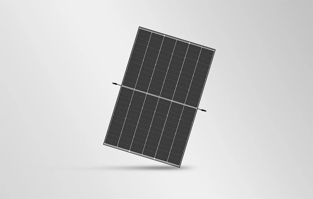Un panou fotovoltaic plutește ușor înclinat în aer, aruncând o umbră delicată pe sol.