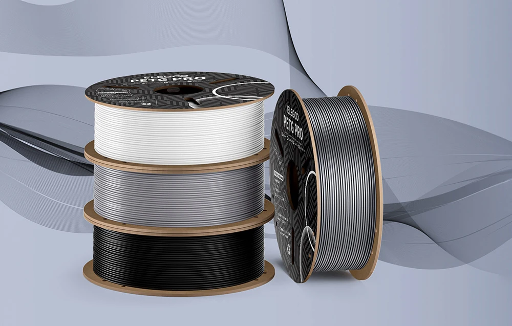 patru mosoare de filament pentru imprimante 3D în culori diferite, două gri, unul alb și unul negru