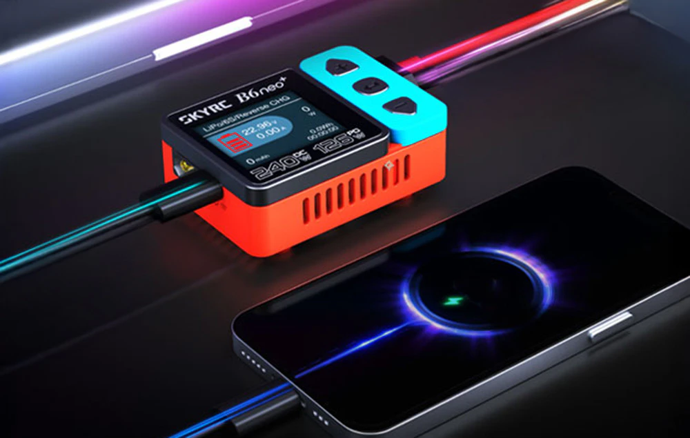 Încărcător inteligent SkyRC B6neo+ conectat la un smartphone cu un cablu