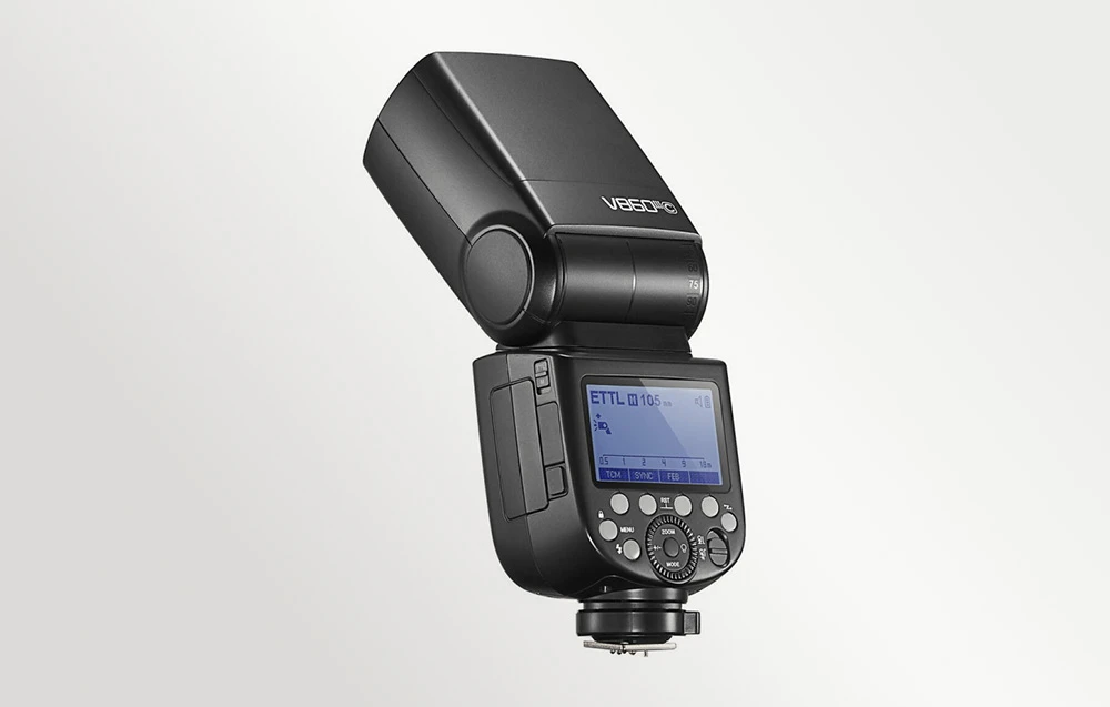 Partea din spate a blițului Godox V860III cu ecran LCD retroiluminat, butoane și cadran de control