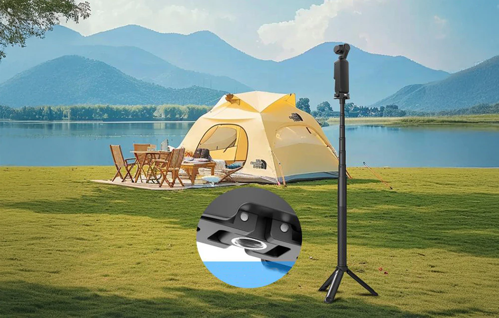 Cameră DJI cu adaptor Puluz montat pe un trepied, în fundal se pot vedea un cort, mese și scaune