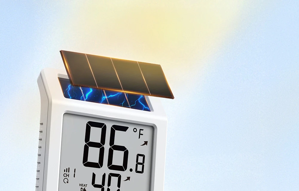 Termohigrometru cu panou solar pe un fundal de culoare deschisă