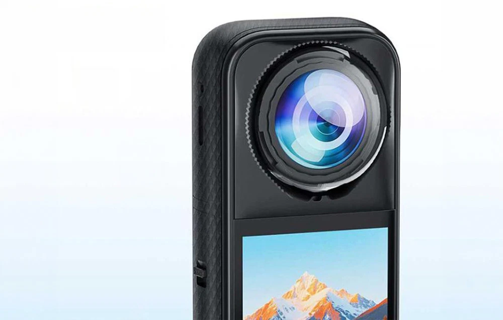 Cameră de acțiune Insta360 cu un Lens Guard atașat, vedere a ecranului care afișează un peisaj montan