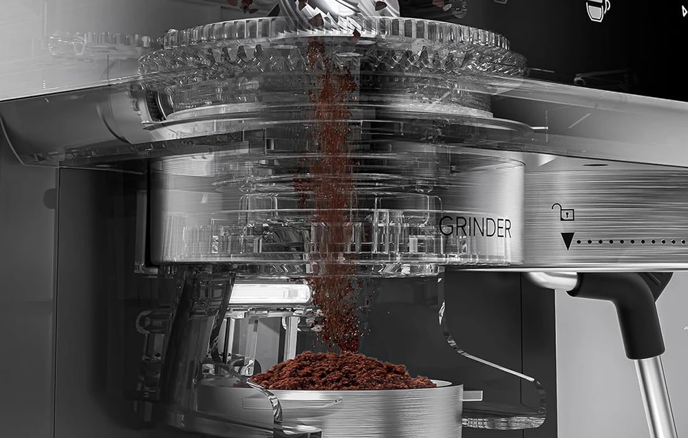 O imagine din interiorul râșniței mașinii, care arată boabele de cafea măcinate căzând în portafiltru
