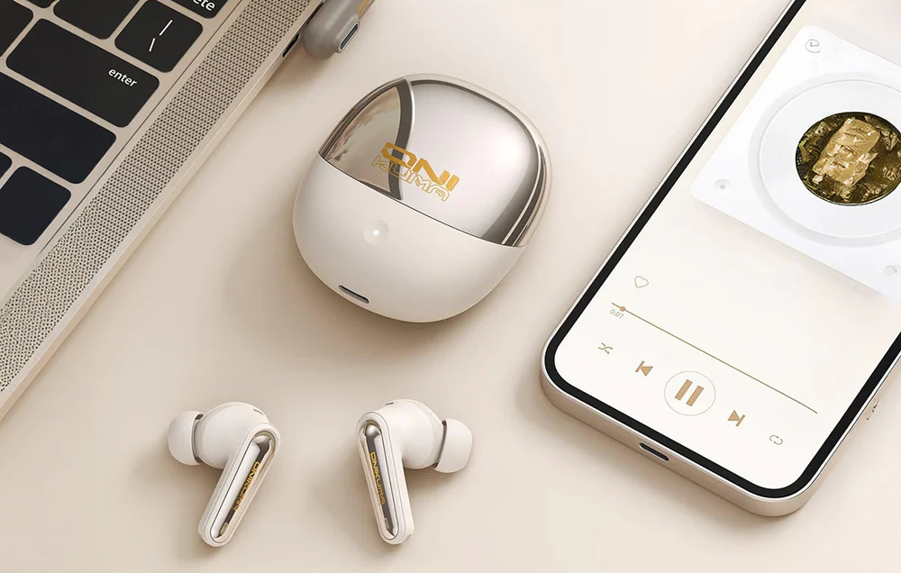 Carcasă de încărcare, căști TWS și smartphone cu player muzical pornit, lângă laptop cu receptor conectat