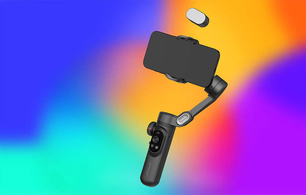 Un gimbal cu un smartphone și un modul RGB detașat plutind deasupra dispozitivului pe un fundal colorat.