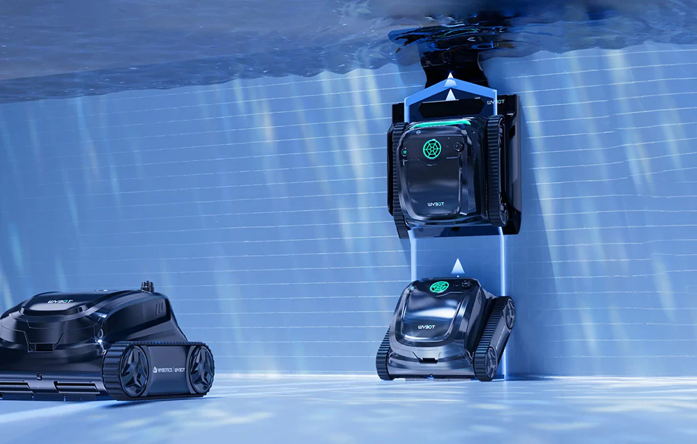 Robot de curățat piscine care se apropie de o stație de andocare agățată pe perete