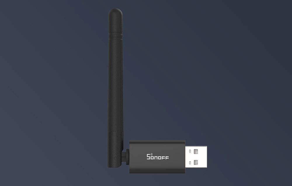Adaptor USB Sonoff cu antenă neagră în vedere de sus pe fundal întunecat