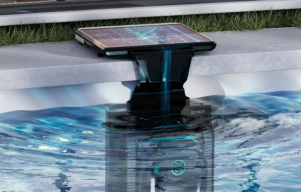Stație de încărcare solară cu robot de piscină parțial scufundat în apă