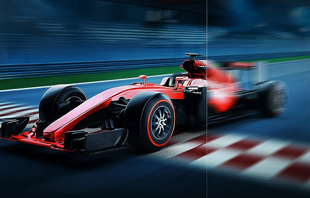O mașină de curse roșie de Formula 1 afișată pe un ecran divizat, demonstrând diferența dintre o imagine clară și una neclară