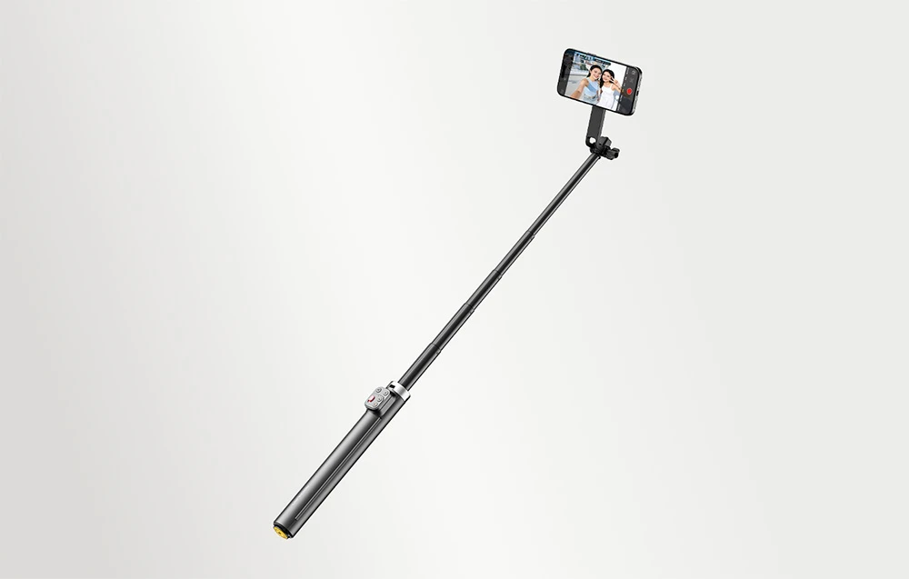 Gimbal Aochuan negru desfăcut, cu telecomandă Bluetooth și suport pentru telefon, afișat pe un fundal deschis