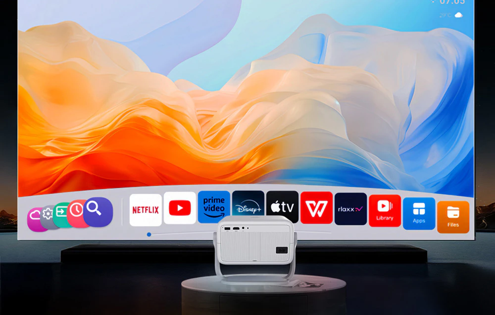 Un proiector pe un suport afișează un meniu cu pictograme ale aplicațiilor populare de streaming pe un ecran mare