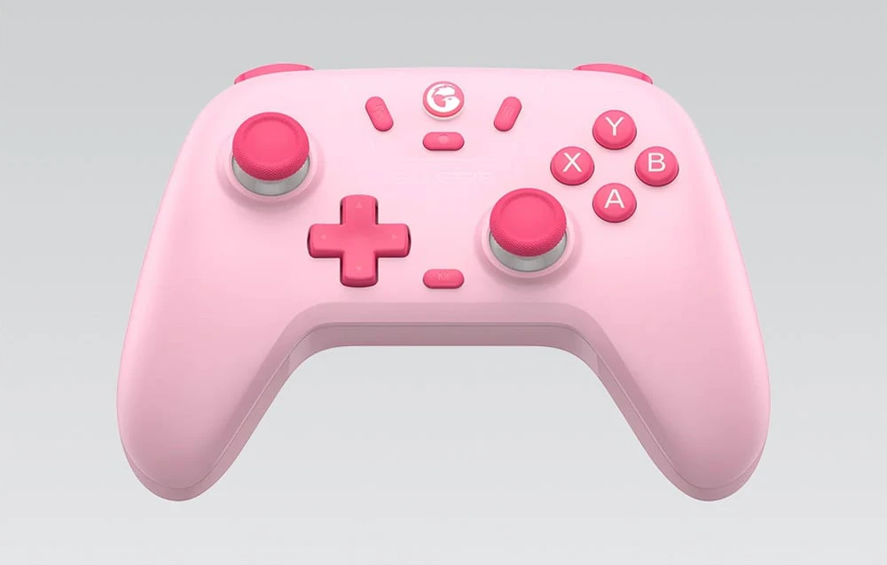 Controler de joc roz pe un fundal gri deschis